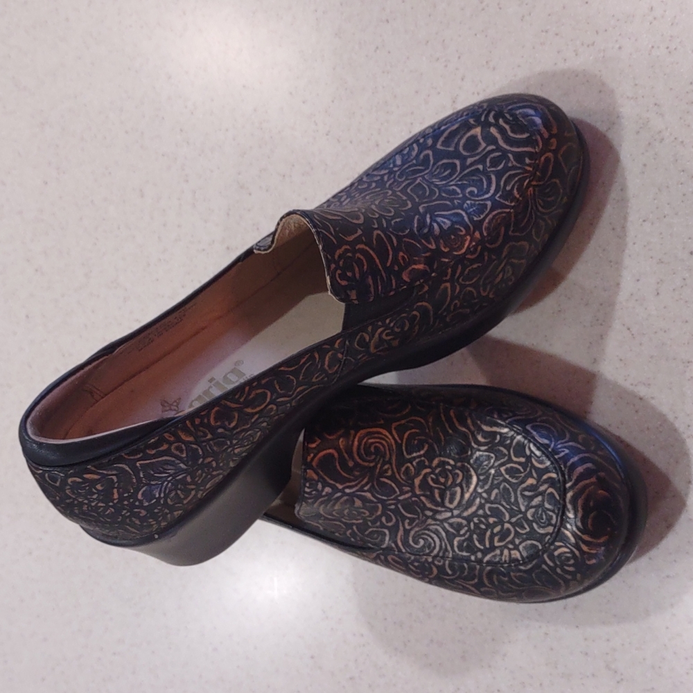 Allegria Slip On Black Leather Shoes With Gold Embossed Floral Pattern Size 8.5M